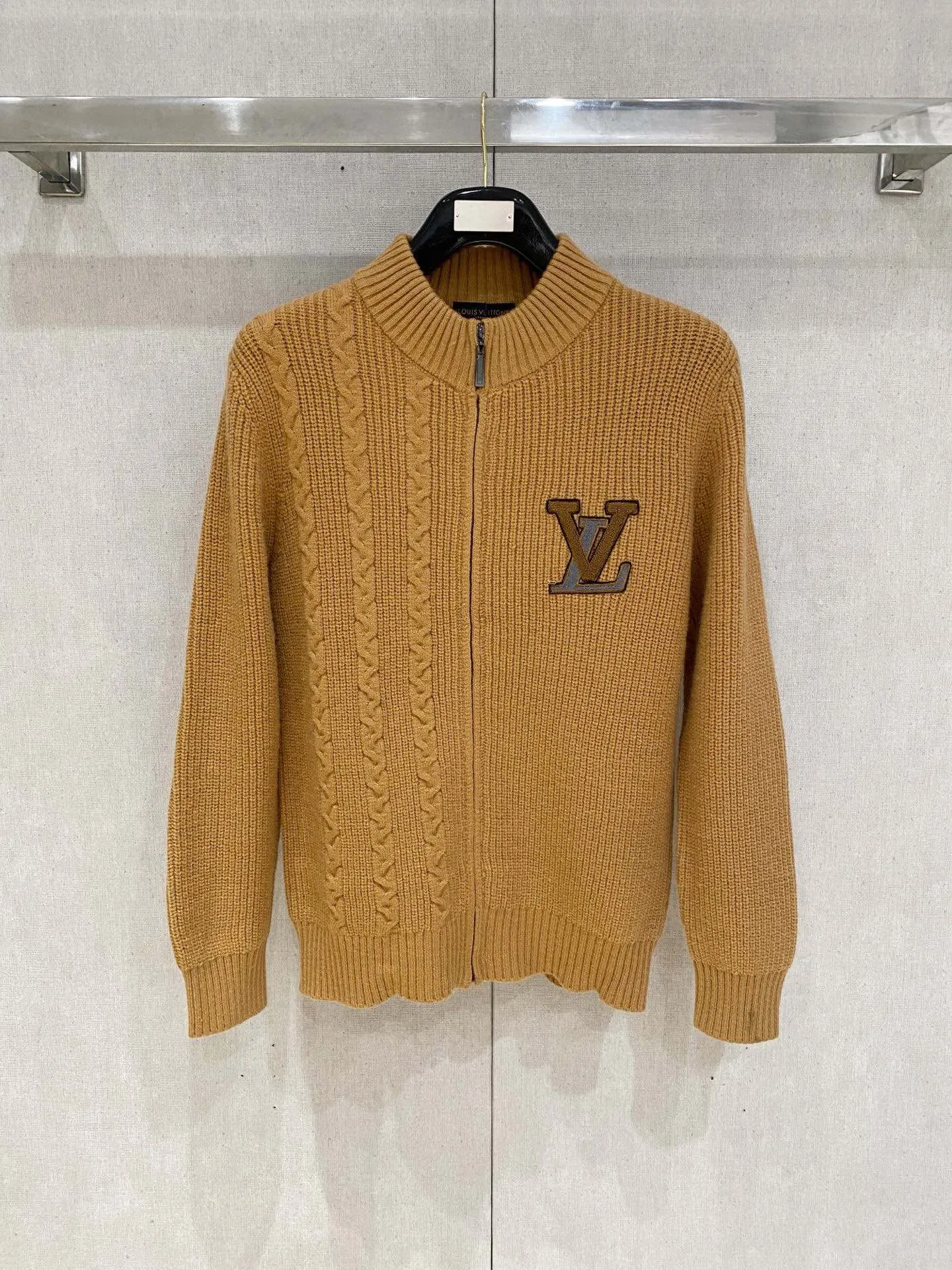 🅿️540 【LV Louis Vuitton】Autumn and winter classic cardigan sweater, in full condition! ! ! Wool blended fabric, the latest model in 2025, golden ratio! ! Slim-fitting soft gold, versatile and practical item, the combination and practicality are extremely powerful, simple and elegant, and classy! To create your own style, it is highly recommended to buy it in two colors. The standard slim fit tailoring process is suitable for both young and old men. It is knitted from wool and will not cause any discomfort! While keeping warm, it is stylish, textured and wearable, and the classic logo with contrasting colors on the chest feels in place! ! Recommended for regular customers! ! Size M-3XL (maximum wear: 190 pounds)